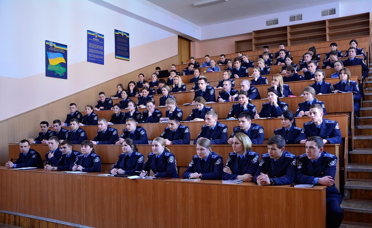 Курсанти ДДУВС познайомилися з багатомільйонним фондом обласної наукової бібліотеки