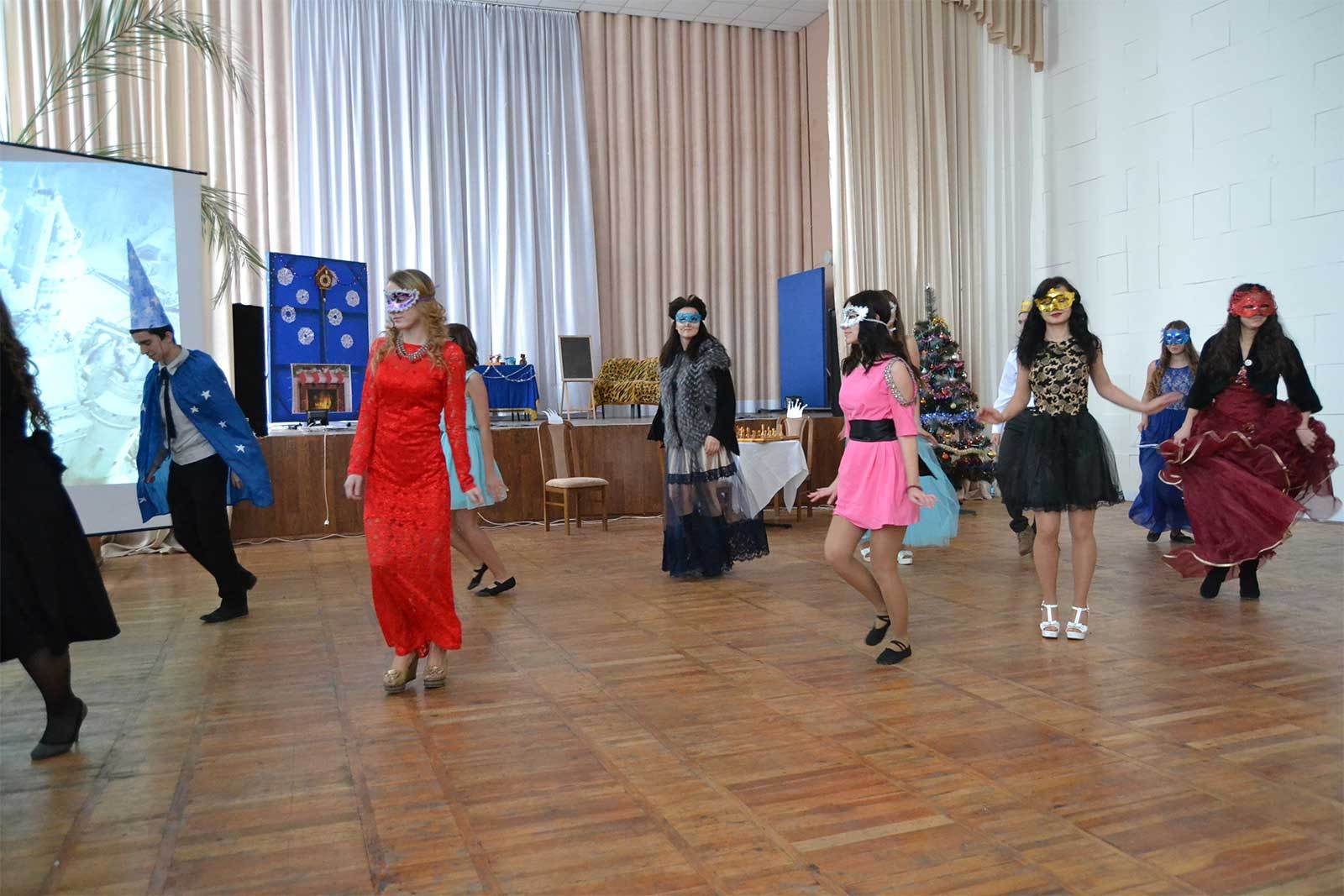 Студенти та співробітники КФ ДДУВС показали новорічну виставу під назвою «Попелюшка»