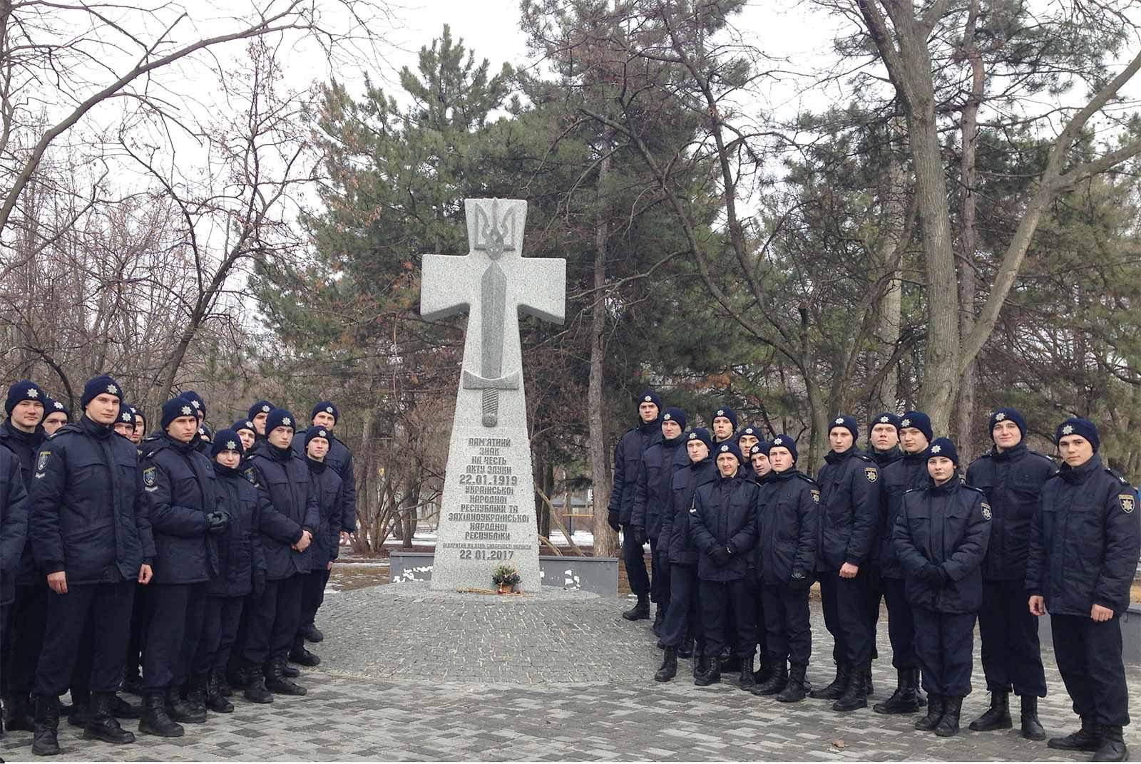 Курсанти ДДУВС відвідали пам’ятник воїнам армії «УНР»