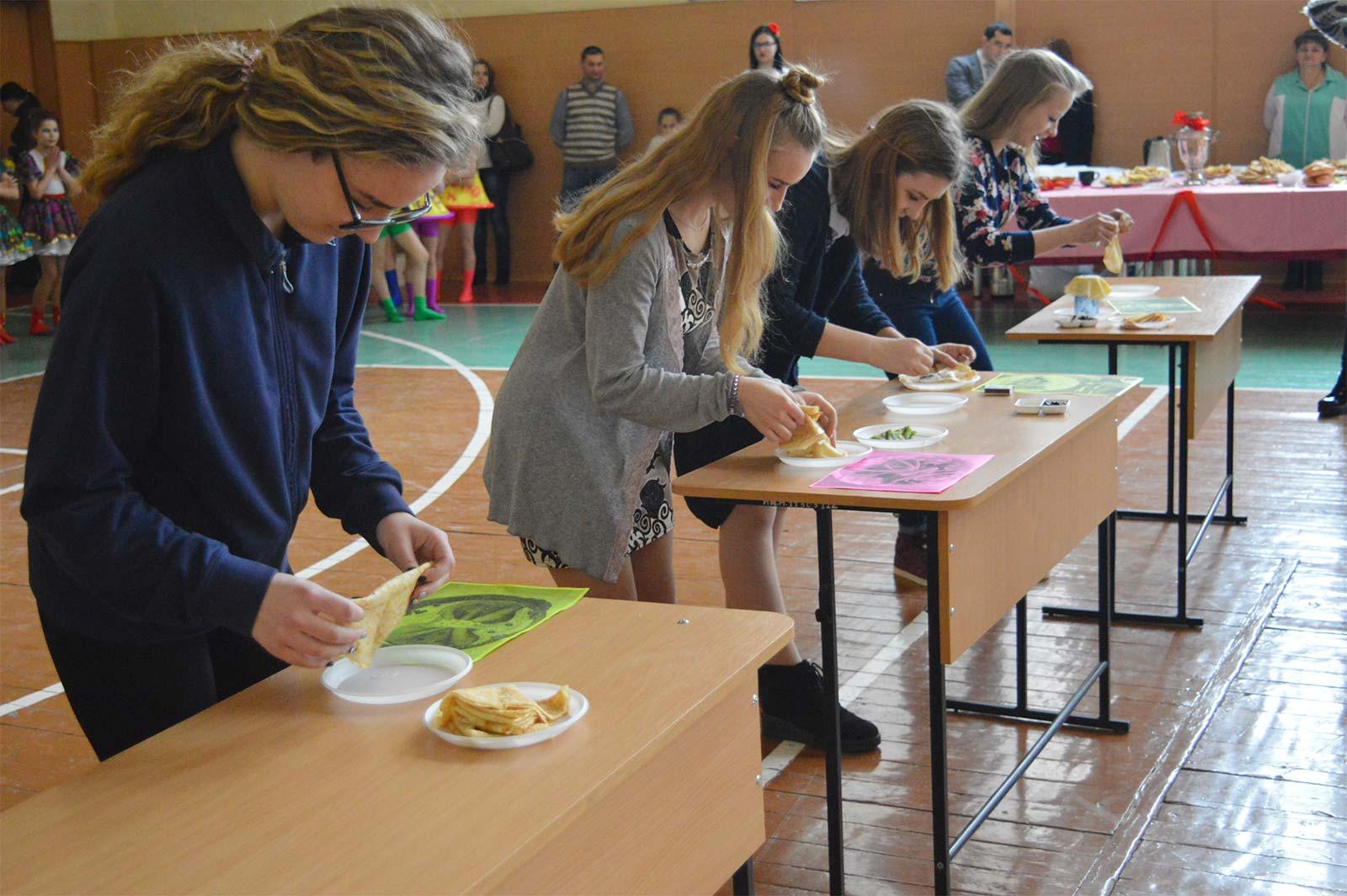 З нагоди Масляної студенти, викладачі та співробітники Дніпропетровського державного університету внутрішніх справ влаштували благодійний ярмарок.