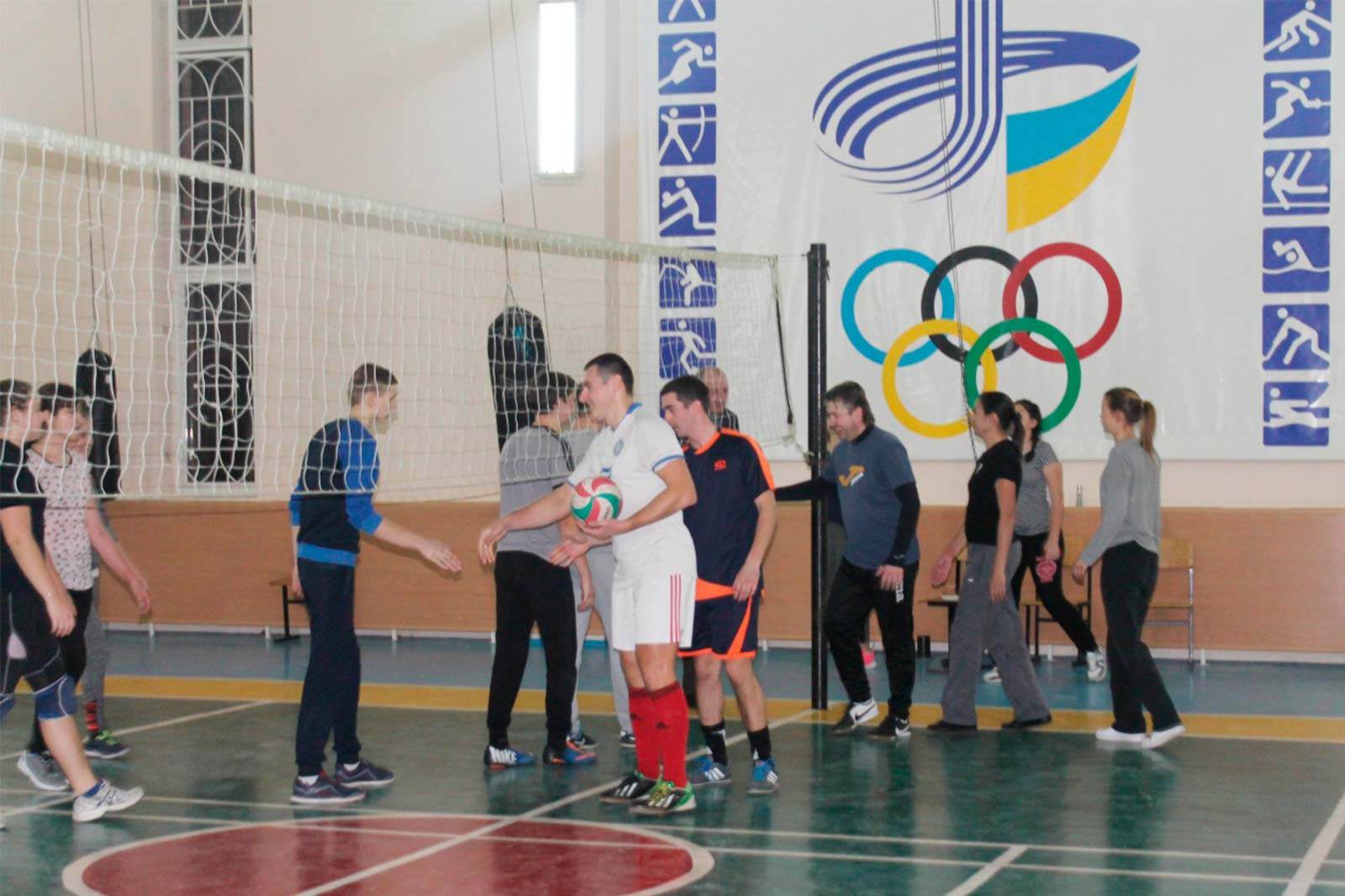 Викладачі та студенти зіграли у волейбол