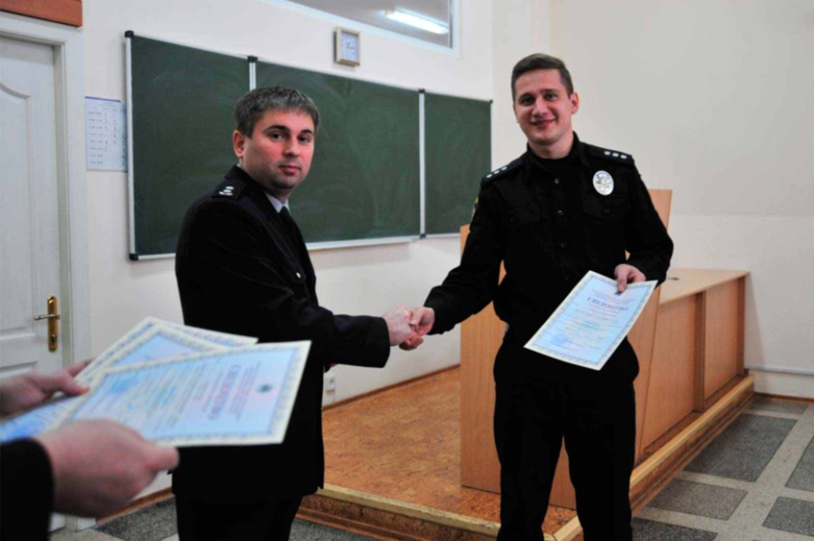 Володимир Коваленко вручив свідоцтва про підвищення кваліфікації.