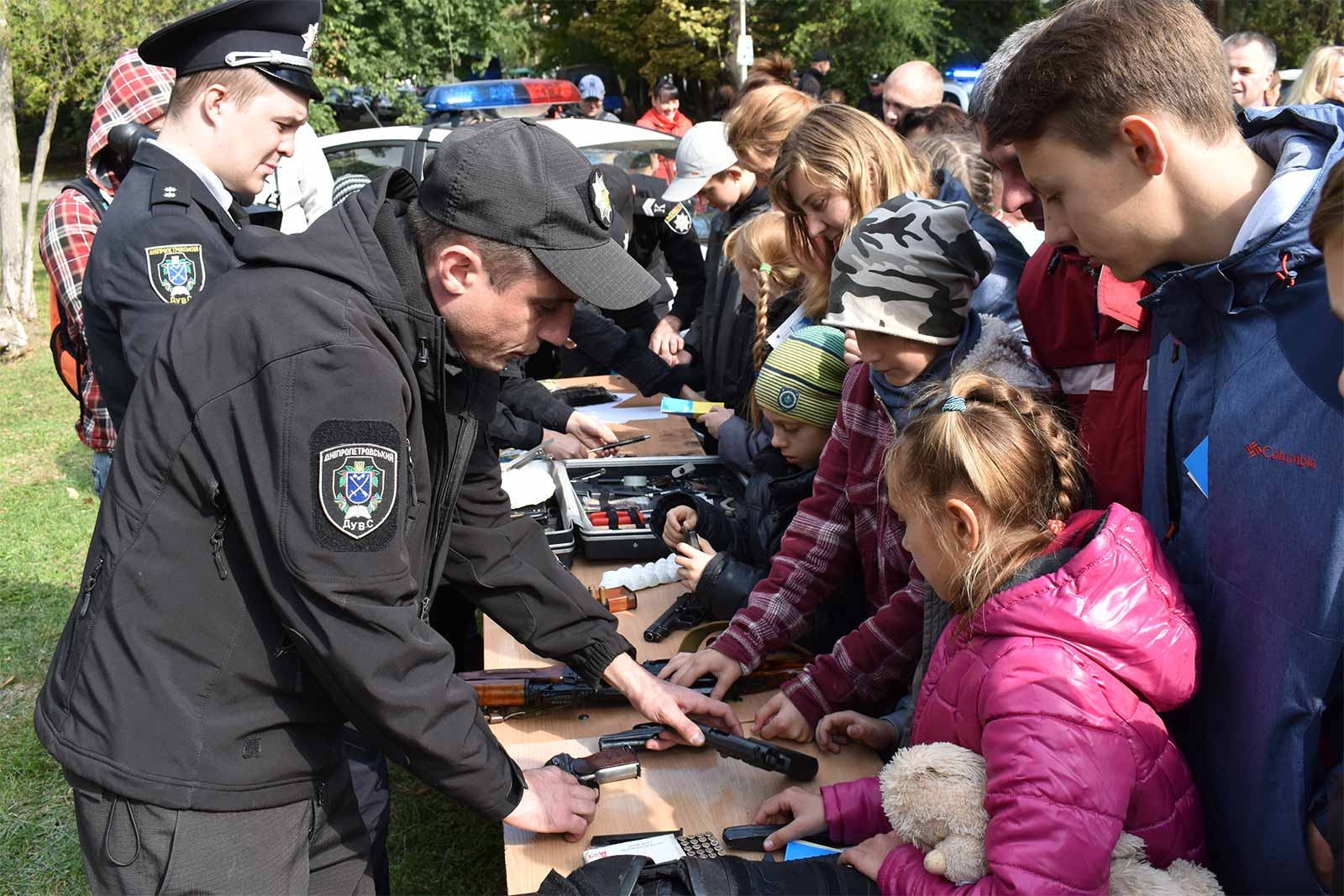 З цікавістю та захопленням діти роздивлялися навчальну зброю