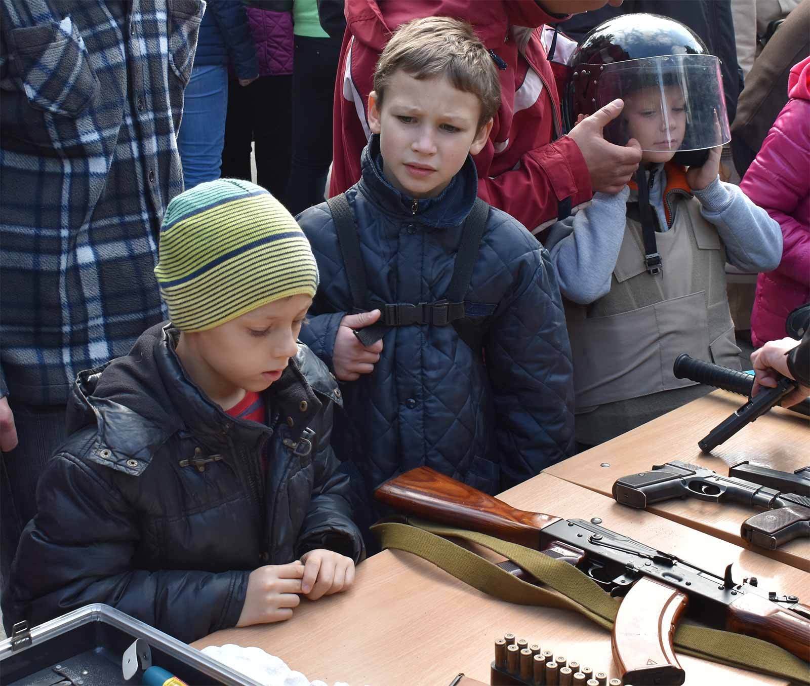 Малеча приміряла формений одяг та амуніцію на себе.