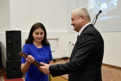 Після привітань почесних гостей кращі співробітники університету отримали почесні нагороди