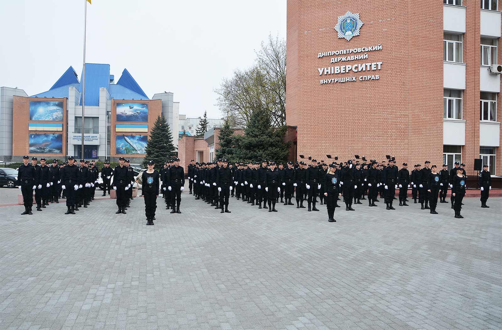 Майбутні поліцейські Дніпра провели флешмоб-зарядку