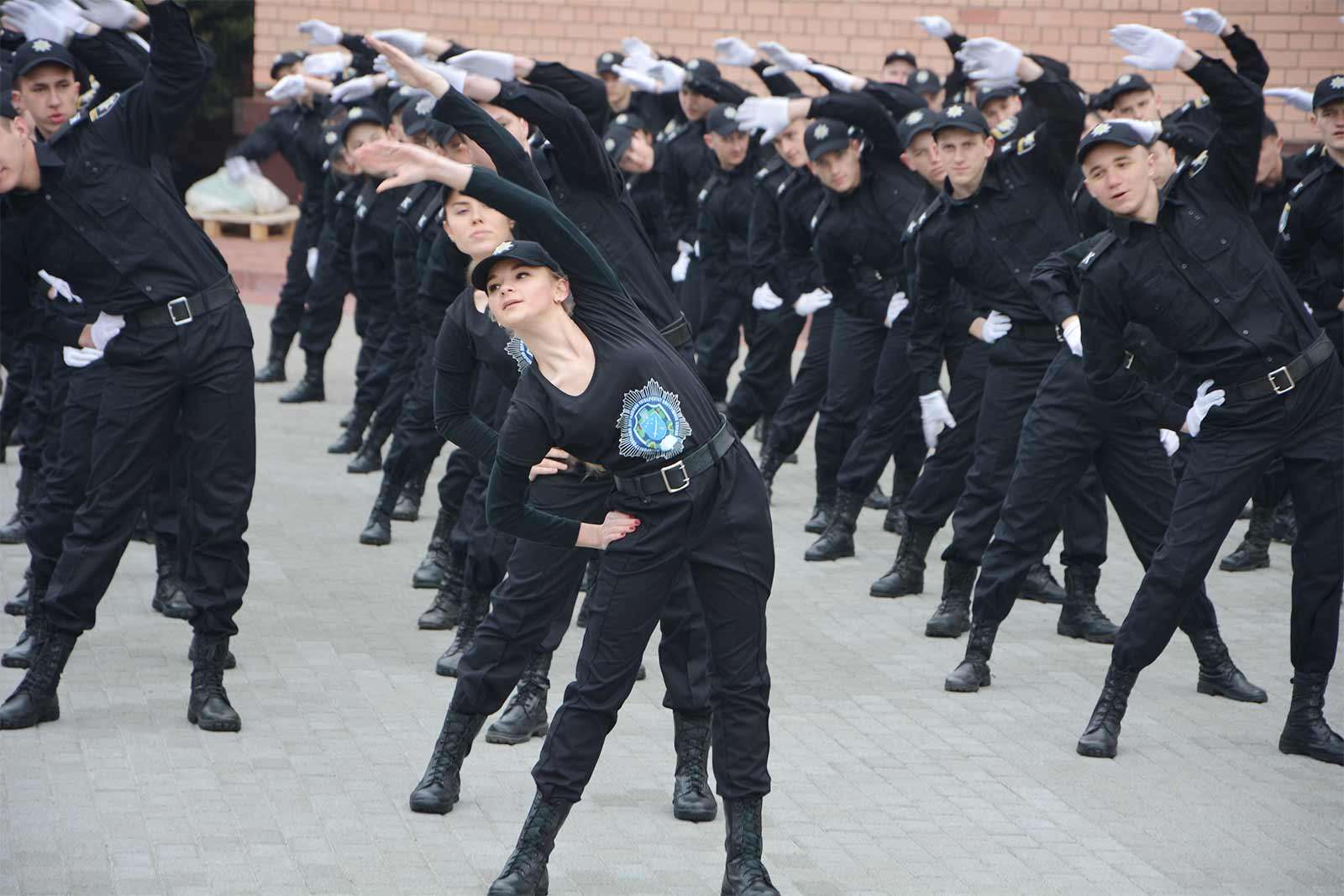 Під жвавий музичний супровід майбутні поліцейські виконали ранкову зарядку