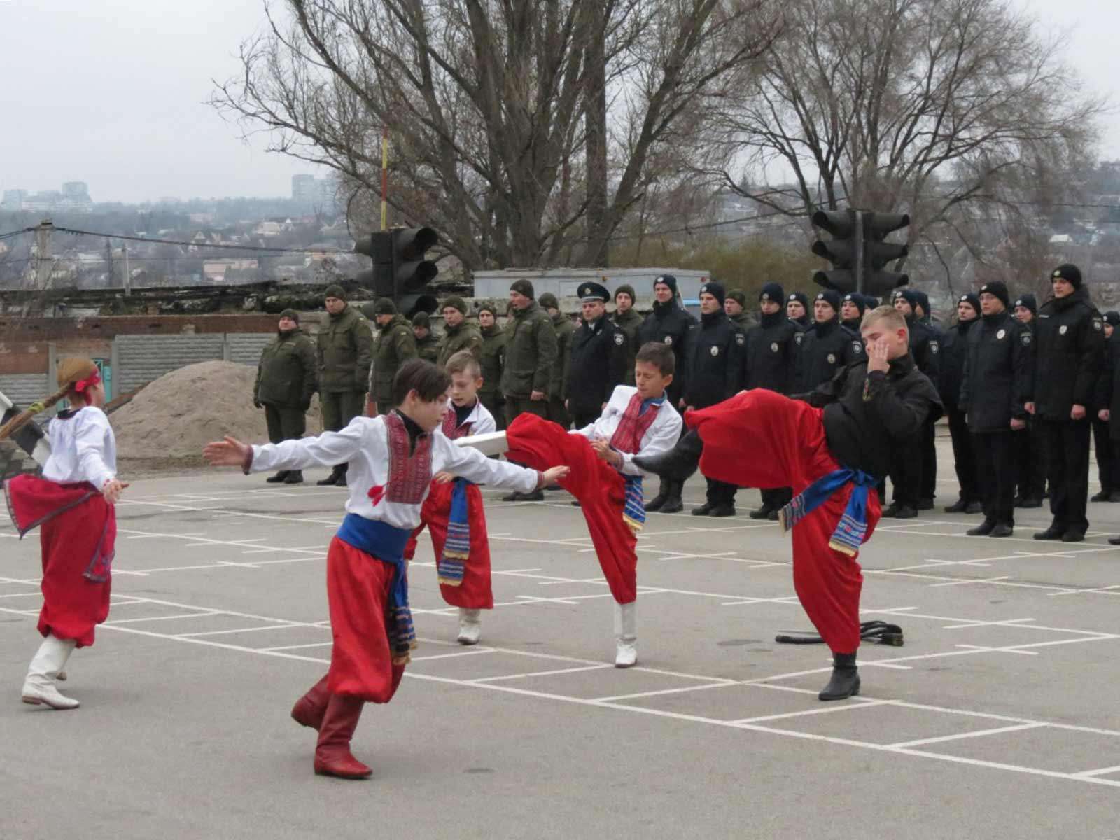 Духовий оркестр, вихованці школи козацького бойового мистецтва «Спас»