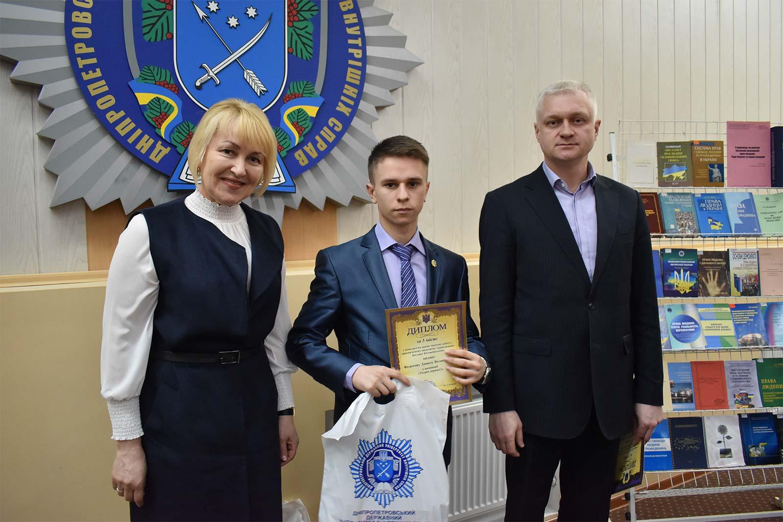 Привітав призерів конкурсу, вручив дипломи та цінні подарунки проректор університету Андрій Фоменко