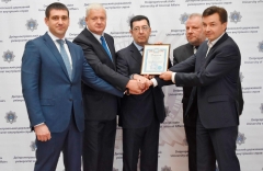 Ректор університету Віталій Глуховеря та перший проректор ДДУВС Олег Золотоноша на вручені нагороді «Кращий навчальний заклад в галузі права», яким визнано ДДУВС