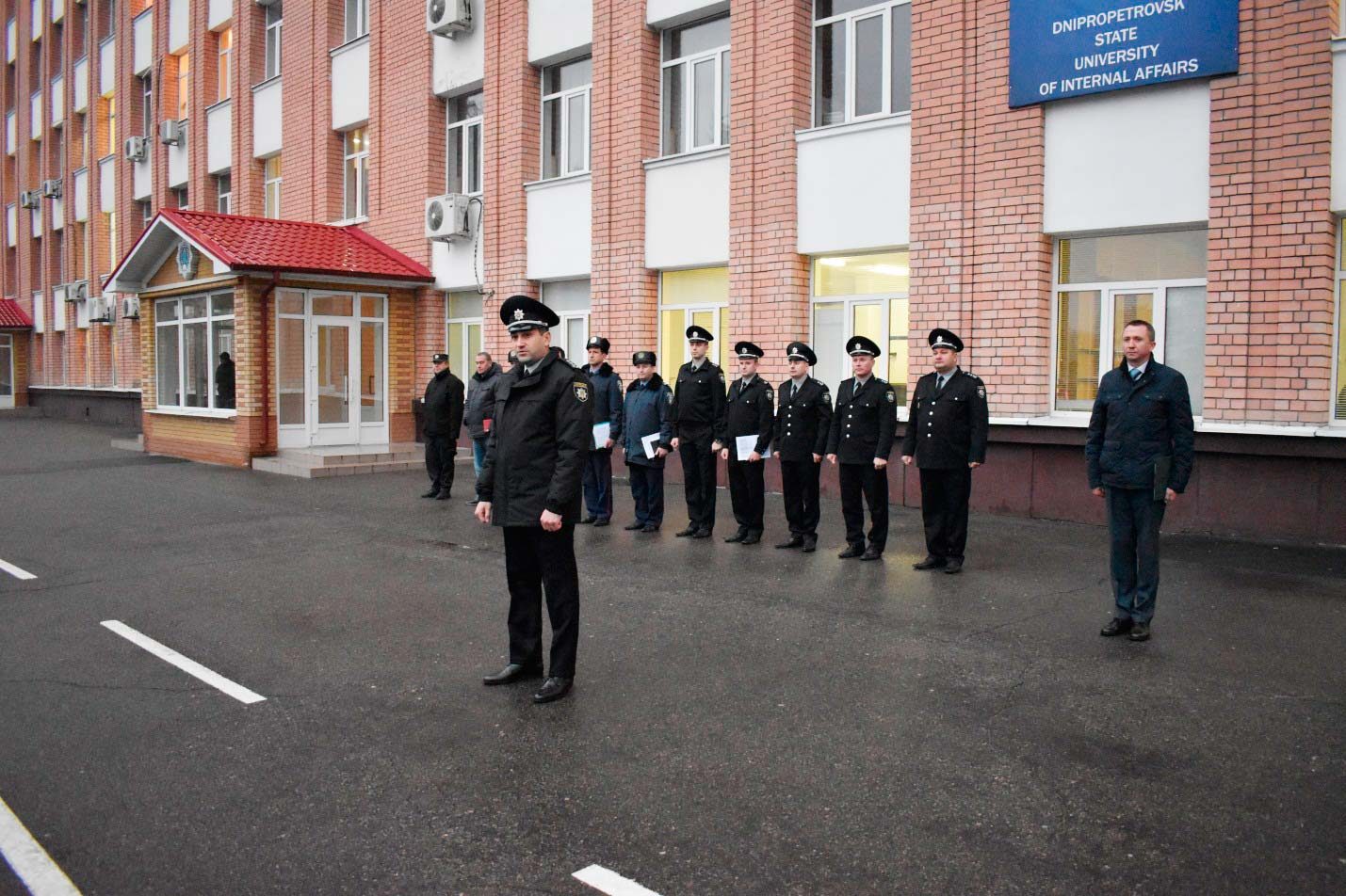 Курсанти поліцейського вишу Дніпра охороняють громадський порядок на вулицях Дніпра
