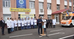 Т.в.о. ректора Дніпропетровського державного університету внутрішніх справ полковник поліції Олег Золотоноша та лікарі ДОКЛ ім. Мечнікова