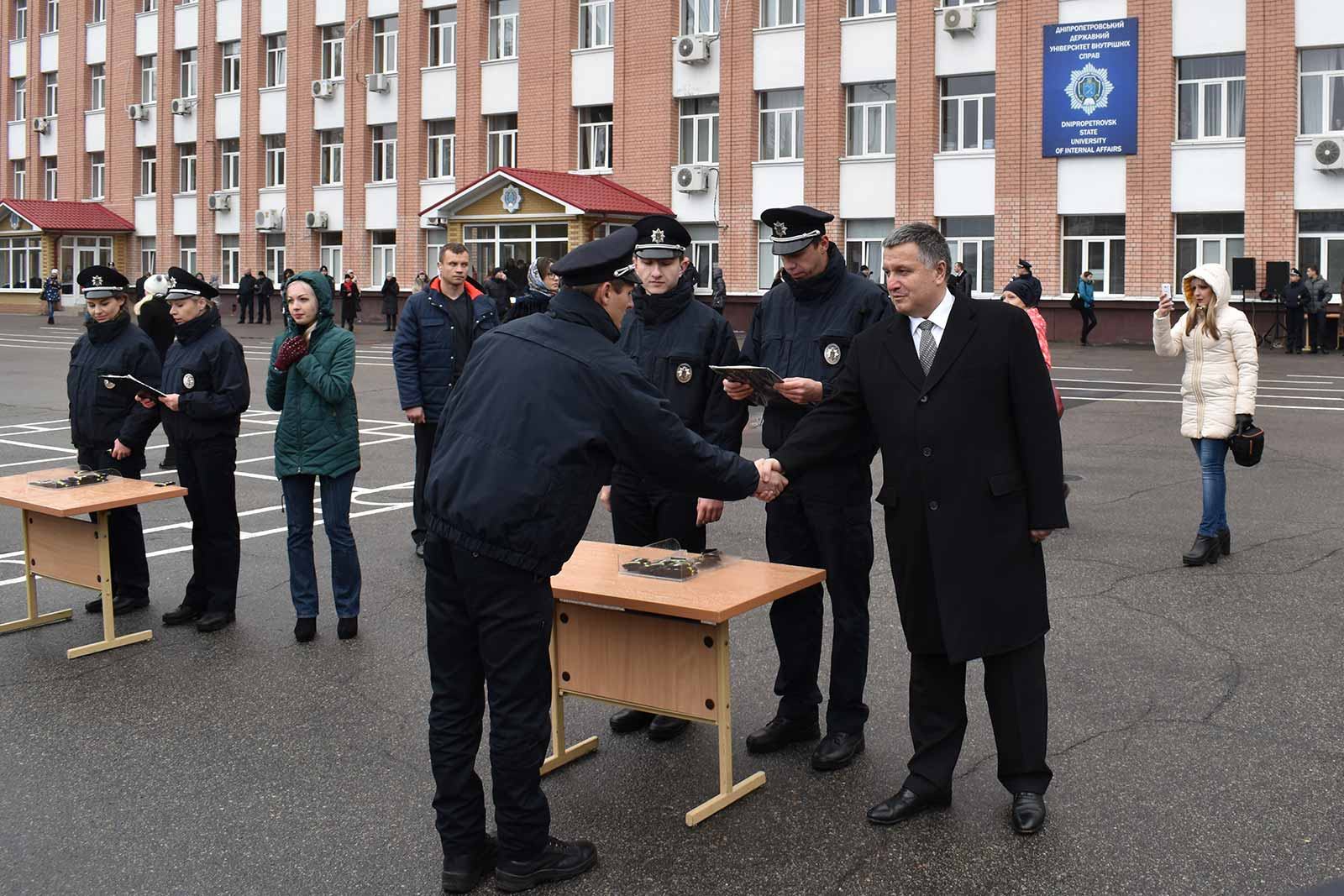 Міністр внутрішніх справ України Арсен Аваков вручив патрульним поліцейським Дніпра офіцерські погони