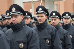 У Дніпропетровському державному університеті внутрішніх справ пройшли урочистості з нагоди присвоєння перших офіцерських спеціальних звань працівникам патрульної поліції в м. Дніпрі.