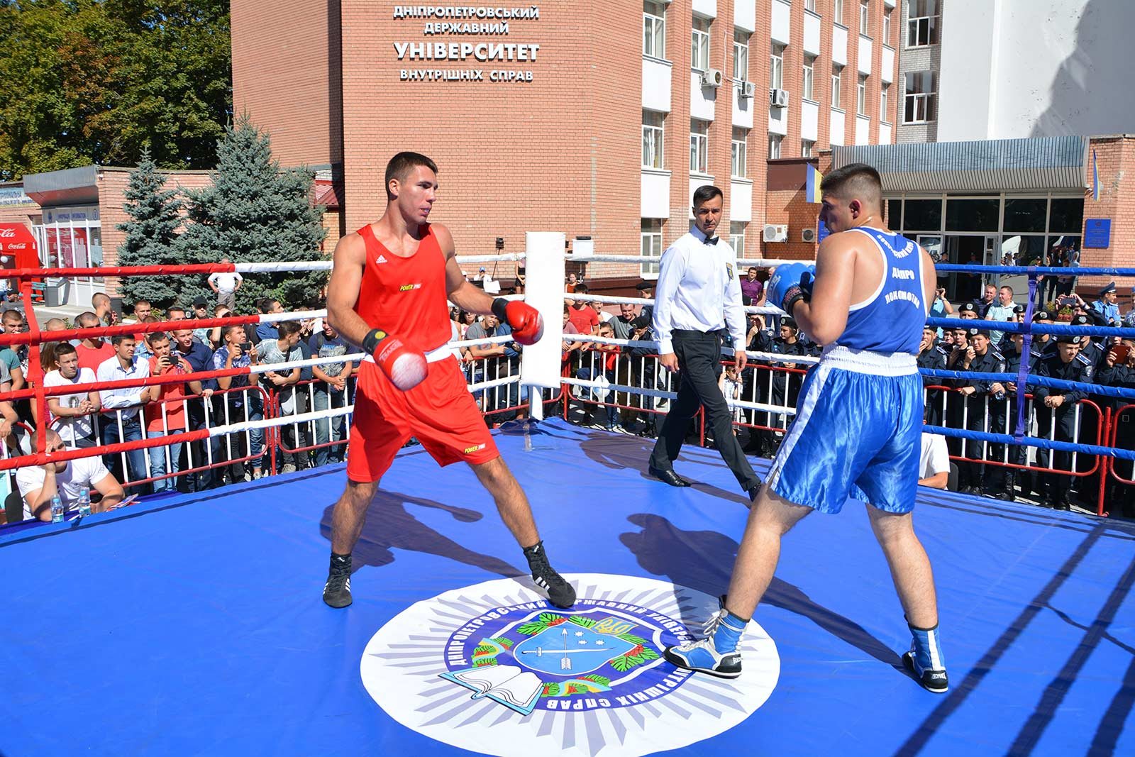 Першість Дніпра з боксу університету внутрішніх справ зібрала більше 600 школярів та жителів міста