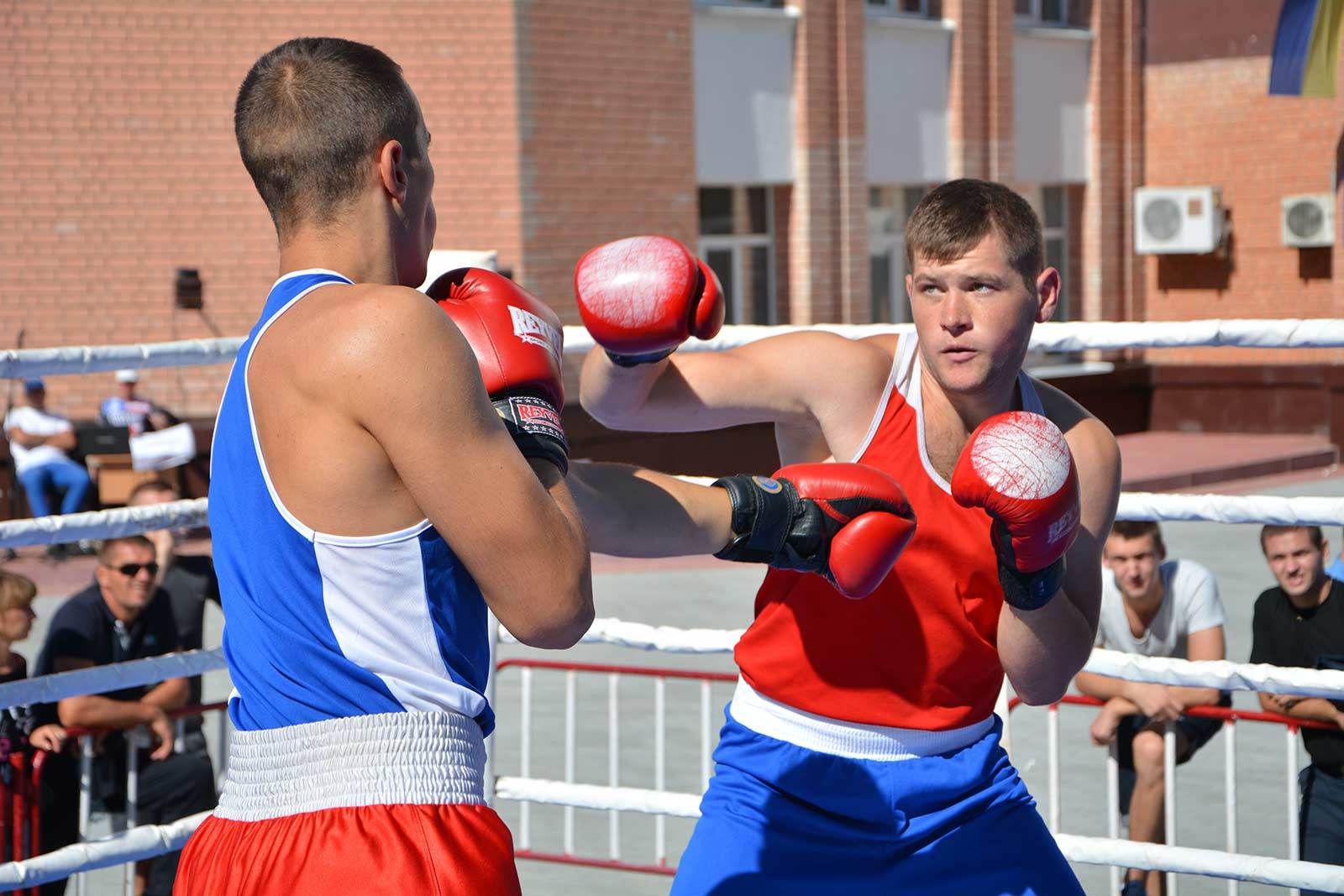 Першість Дніпра з боксу університету внутрішніх справ зібрала більше 600 школярів та жителів міста
