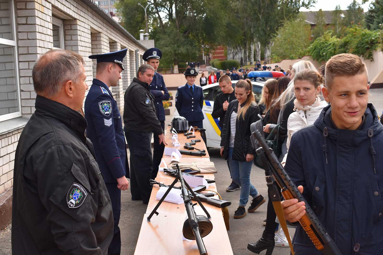 Школярі у ДДУВС відвідали виставку зброї, де мали змогу власноруч, під наглядом інструкторів, розібрати та зібрати навчальну зброю.