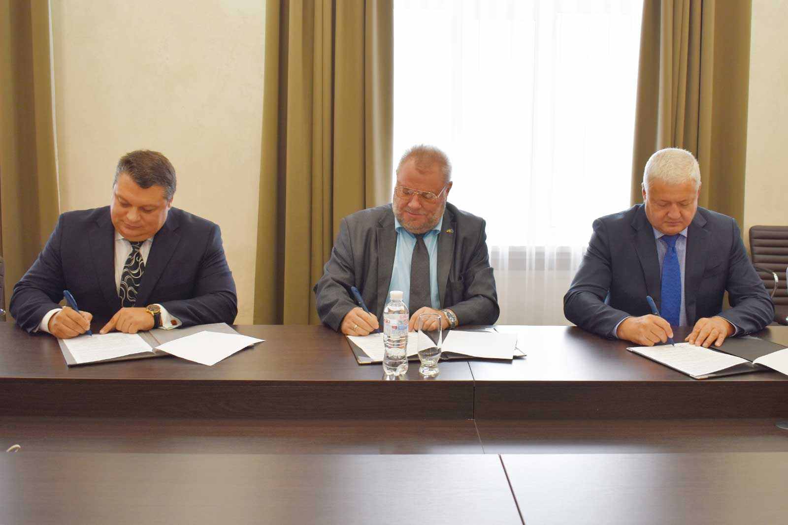 Віталій Глуховеря та ініціатори семінару підписали договір та домовилися співпрацювати і надалі