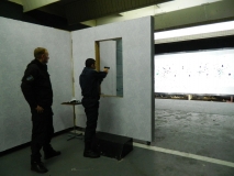 Перевірка навичок стрільби із-за укриття з перенесенням вогню в університеті внутрішніх справ