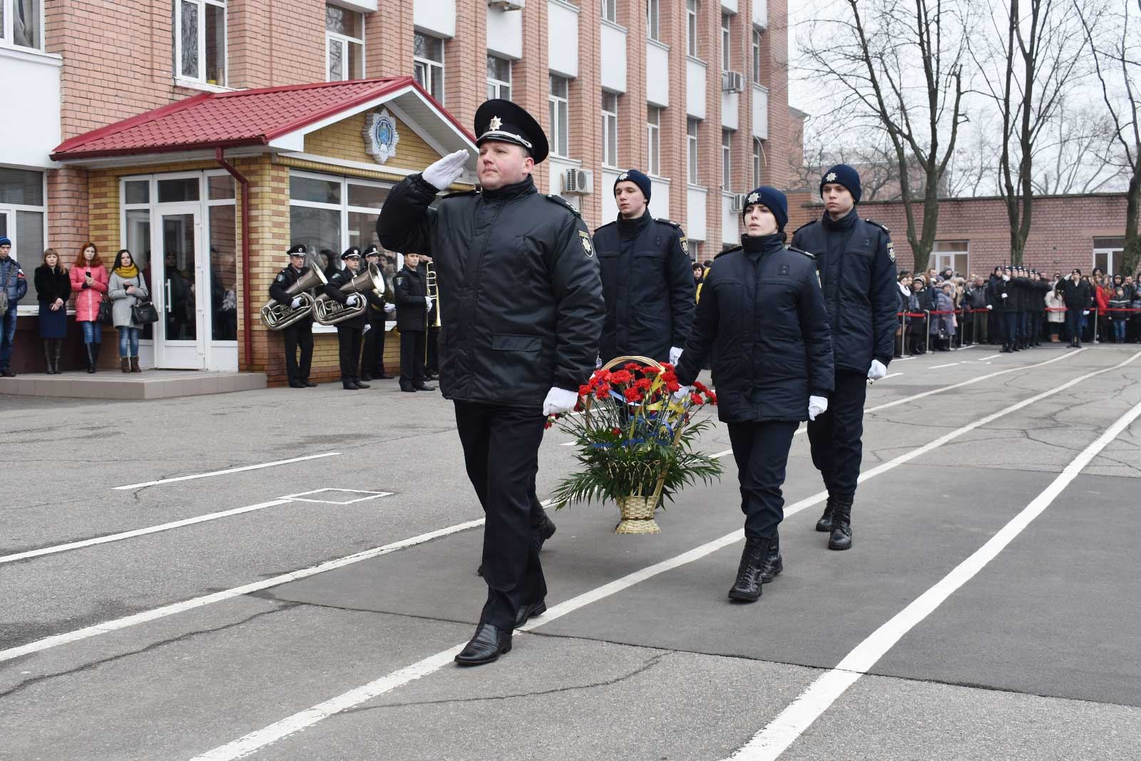 Курсанти поклали квіти до пам’ятника загиблим працівникам ОВС