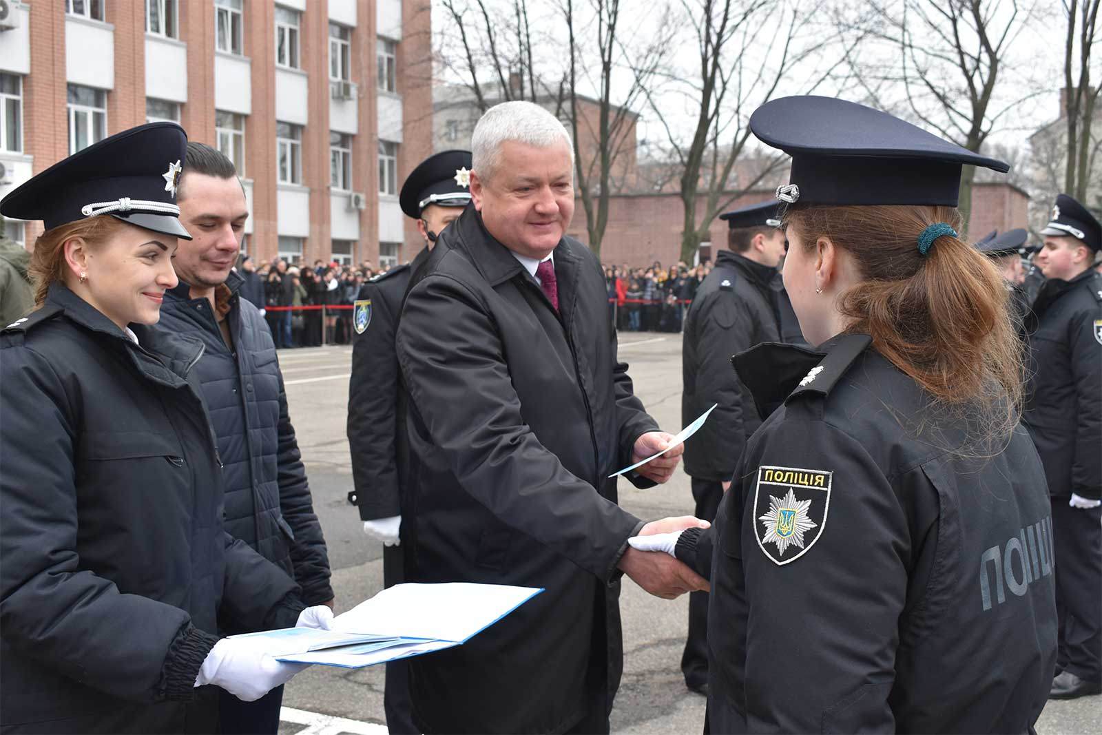 Відповідальні офіцери приступили до вручення 370 дипломів випускникам ДДУВС