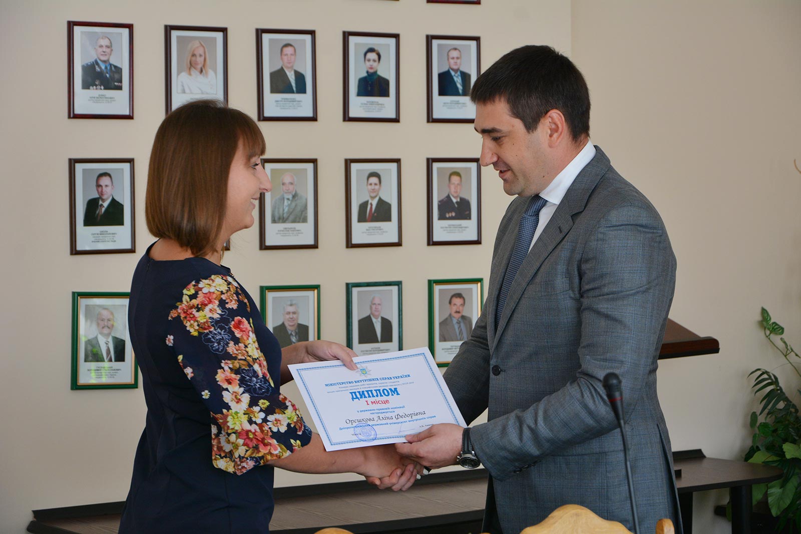 Дипломи номінантам вручив т.в.о. ректора полковник поліції Олег Золотоноша.