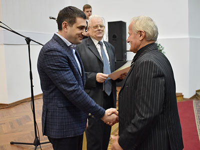 Т.в.о. ректора Олег Золотоноша вручив почесні грамоти пенсіонерам та ветеранам навчального закладу