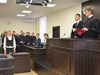 У Дніпропетровському державному університеті внутрішніх справ пройшло перше навчальне судове засідання