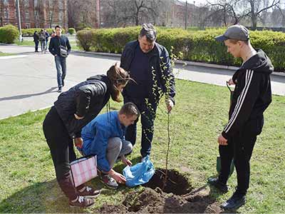 В університеті пройшла екотолока: студенти юридичного факультету висадили молоденькі дерева та квіти