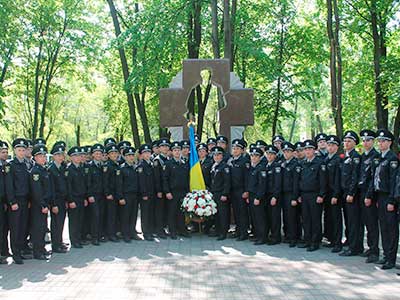 Курсанти факультету поклали квіти до меморіалів та вшанували пам'ять про загиблих