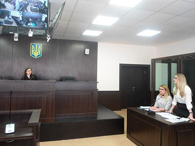 У залі судових засідань Дніпропетровського державного університету внутрішніх справ