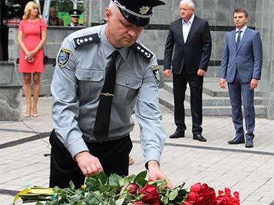 Щороку 22 серпня Україна вшановує працівників органів внутрішніх справ, які загинули виконуючи службовий обов'язок