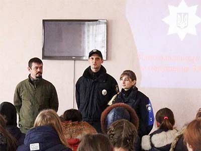 Кирило Недря разом із офіцерами патрульної поліції Павлом Кармановим та Наталею Очеретяною зустрілися зі студентами