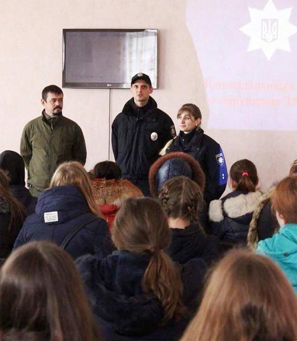 Кирило Недря разом із офіцерами патрульної поліції Павлом Кармановим та Наталею Очеретяною зустрілися зі студентами