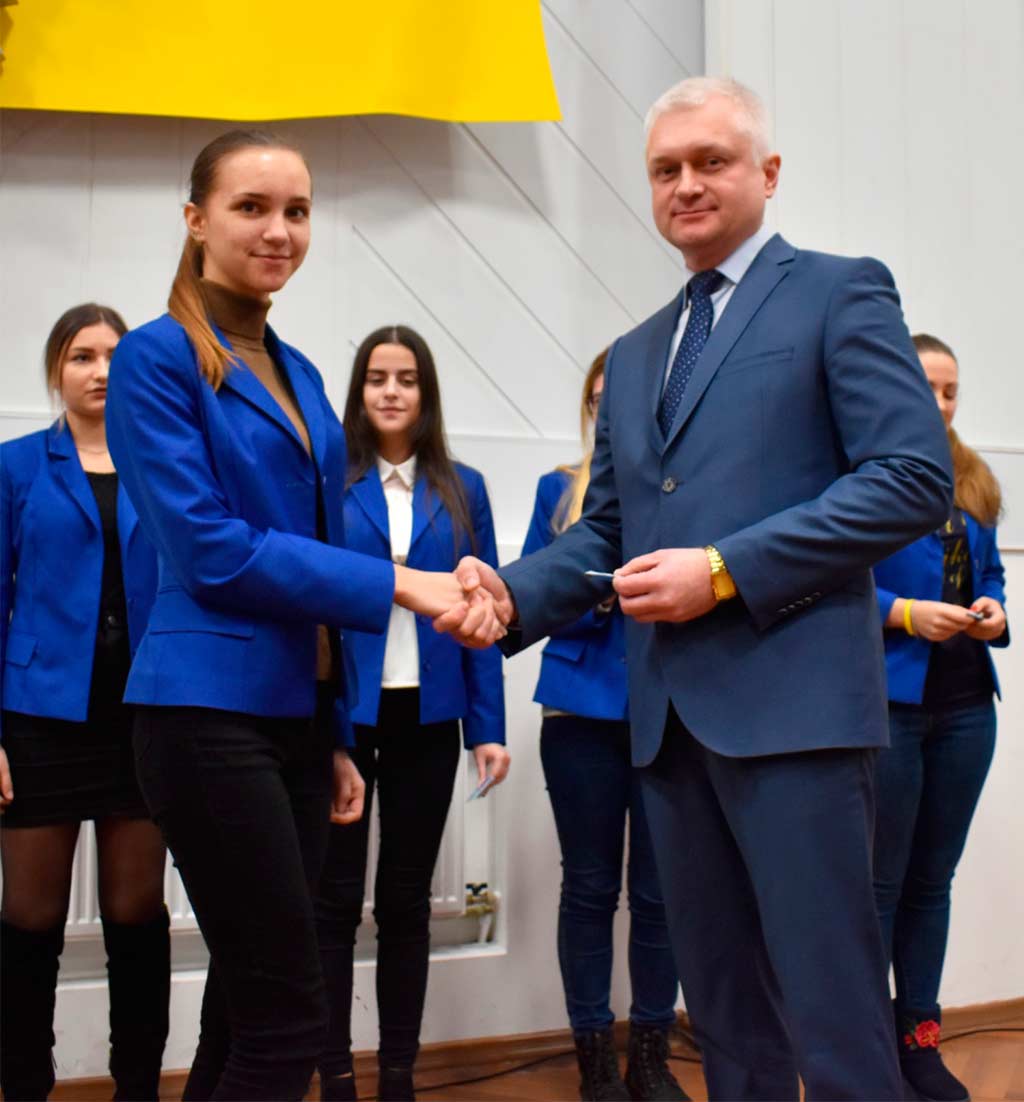 Першокурсники юридичного факультету Дніпропетровського державного університету внутрішніх справ отримали студентські квитки.