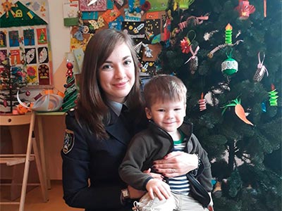 Майбутні поліцейські подарували дітям новорічну казку, солодощі та іграшки