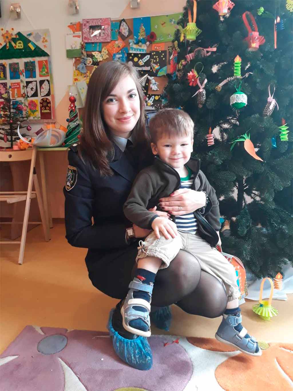 Майбутні поліцейські подарували дітям новорічну казку, солодощі та іграшки