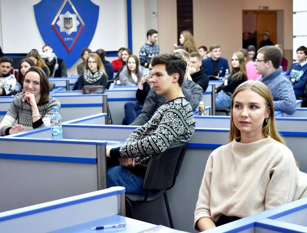 Їхня зброя – слово: у ДДУВС пройшли всеукраїнські шкільні дебати