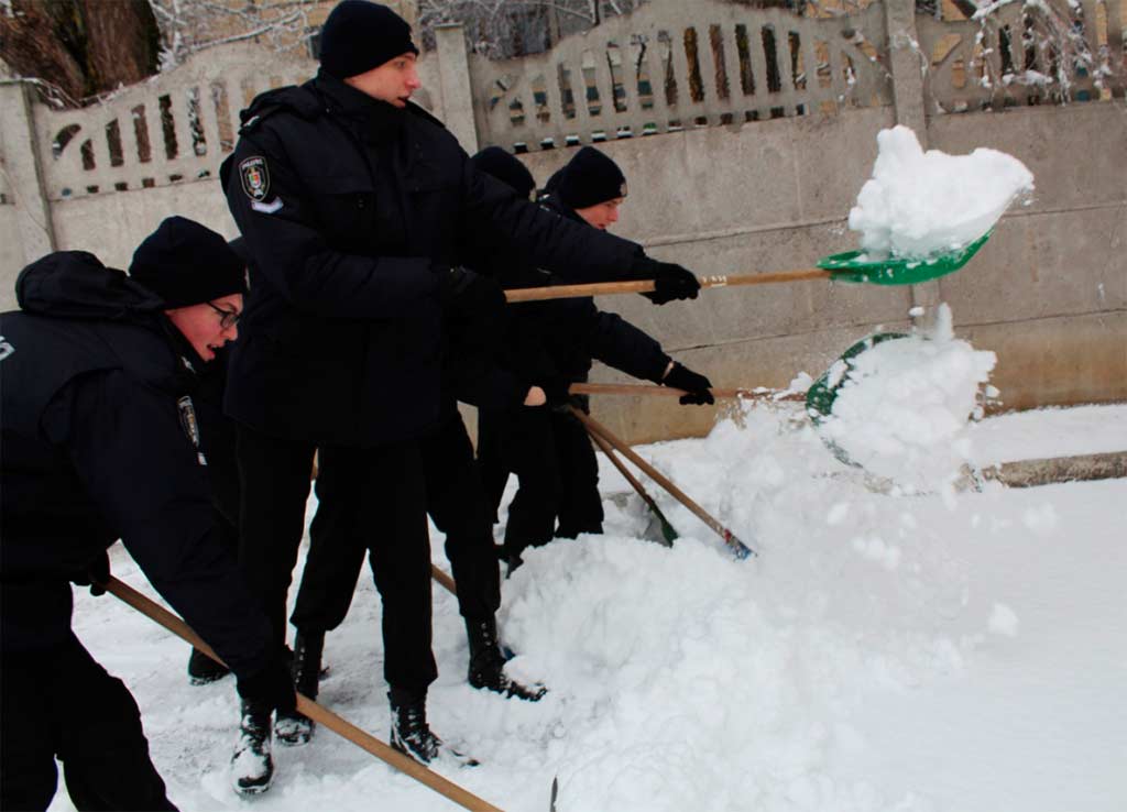 Курсанти ДДУВС залюбки допомогли працівникам центру прибрати подвір’я від снігу