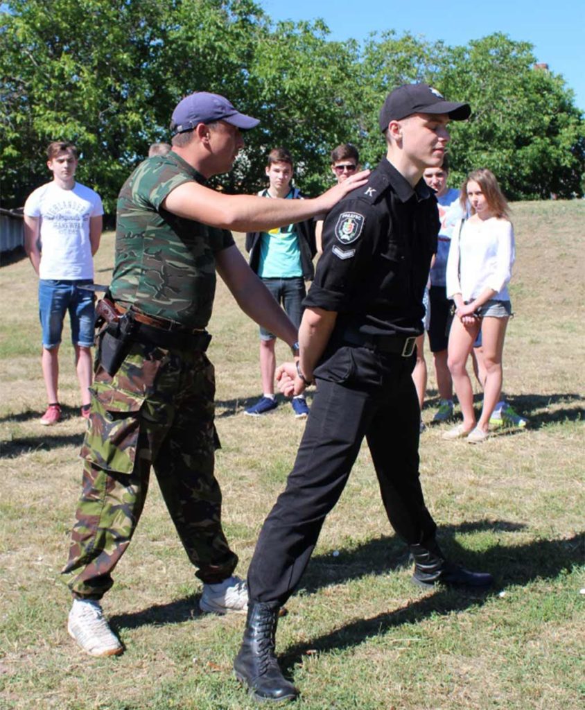 Старшокласники Кривого Рогу проводять літо весело та з користю: на базі ДДУВС запрацював військово-патріотичний табір