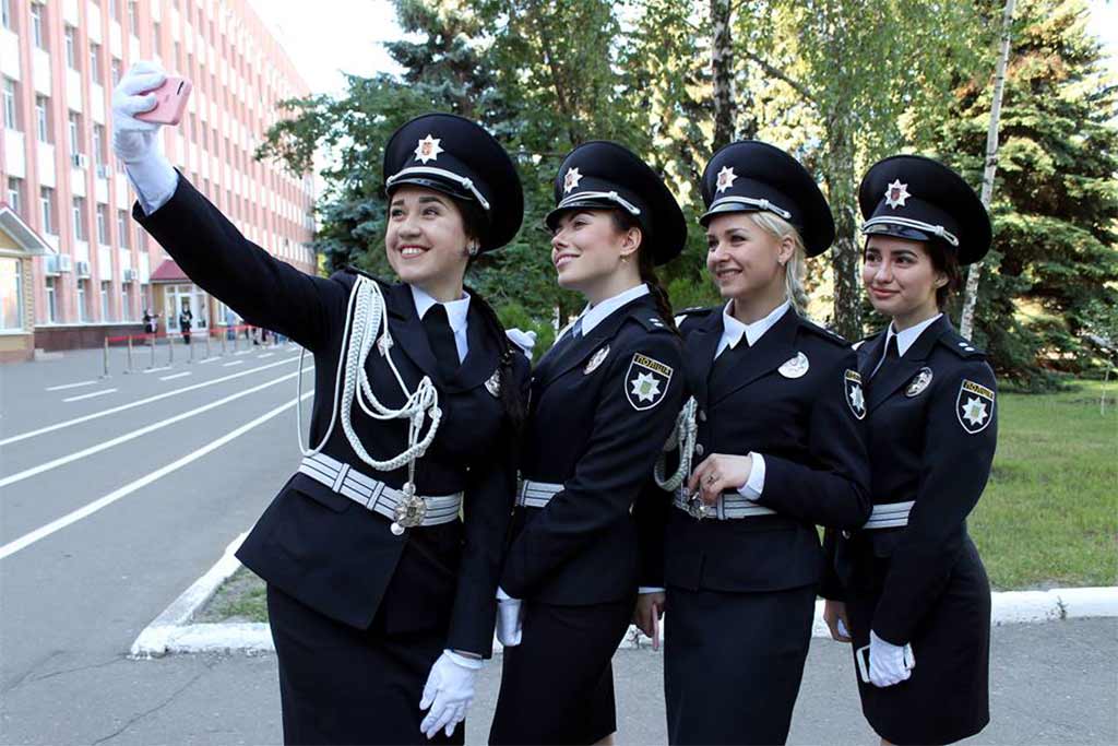 Перші офіцерські погони та дипломи про вищу освіту отримали 260 юнаків і дівчат.