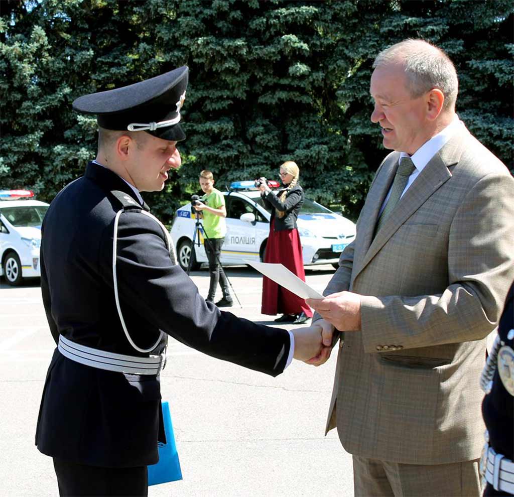 Привітати випускників із отриманням диплому про вищу освіту та першим офіцерським званням завітали почесні гості