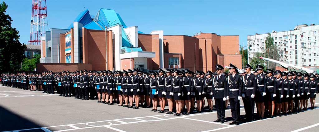 Перші офіцерські погони та дипломи про вищу освіту отримали 260 юнаків і дівчат.