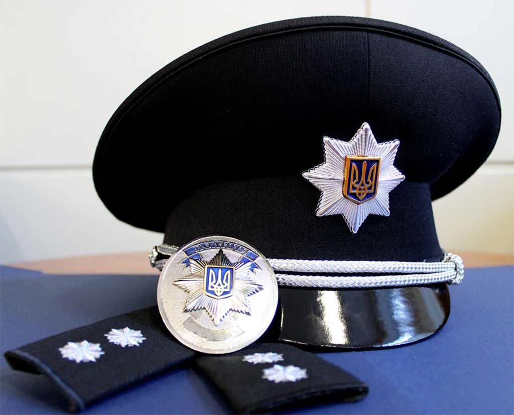 Прийміть найщиріші вітання з нагоди закінчення університету та присвоєння офіцерського звання лейтенант поліції.