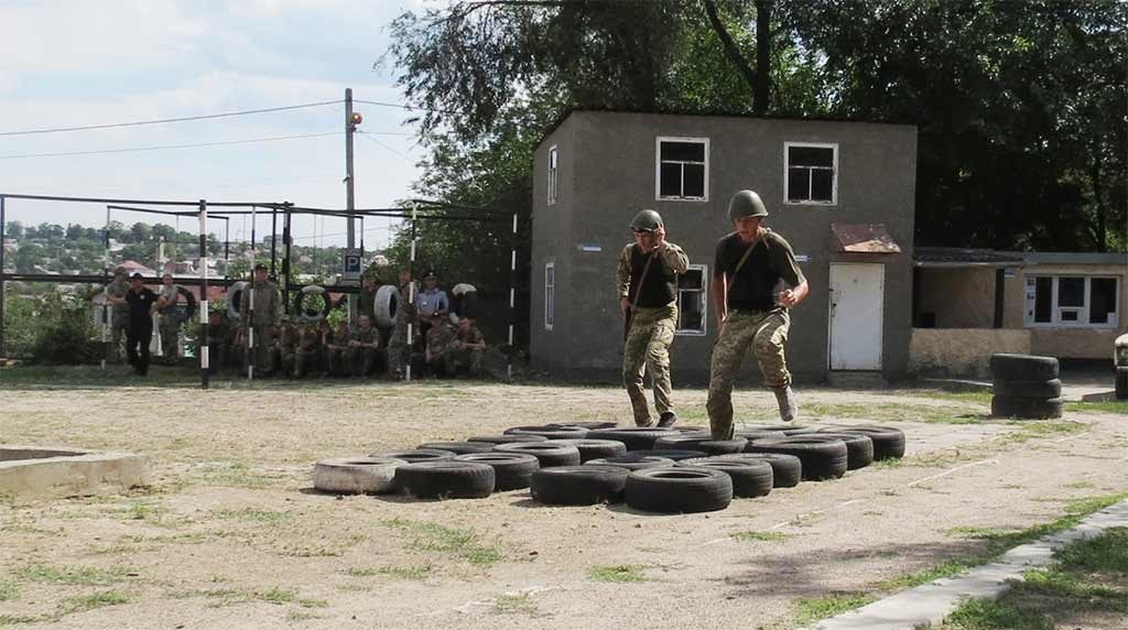 У Запорізькій академії поліції слухачі демонстрували силу, спритність та витривалість