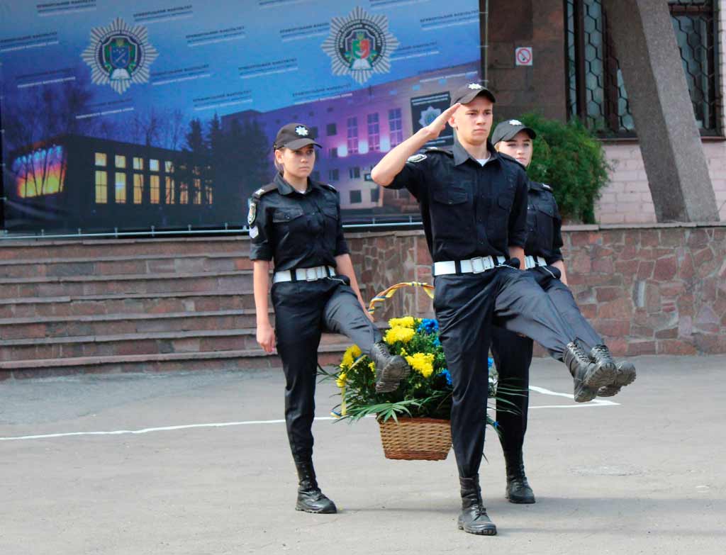 Після привітань декана відбулося покладання квітів до меморіалу загиблим захисникам правопорядку.