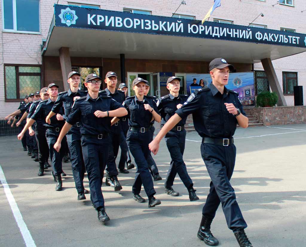 На завершення святкового заходу курсанти пройшли урочистим маршем.