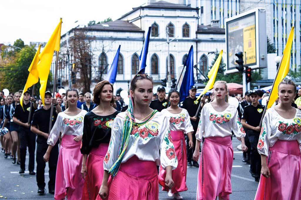 300 курсантів та студентів Дніпропетровського державного університету внутрішніх справ взяли участь у масштабній карнавальній ході – I love Dnipro