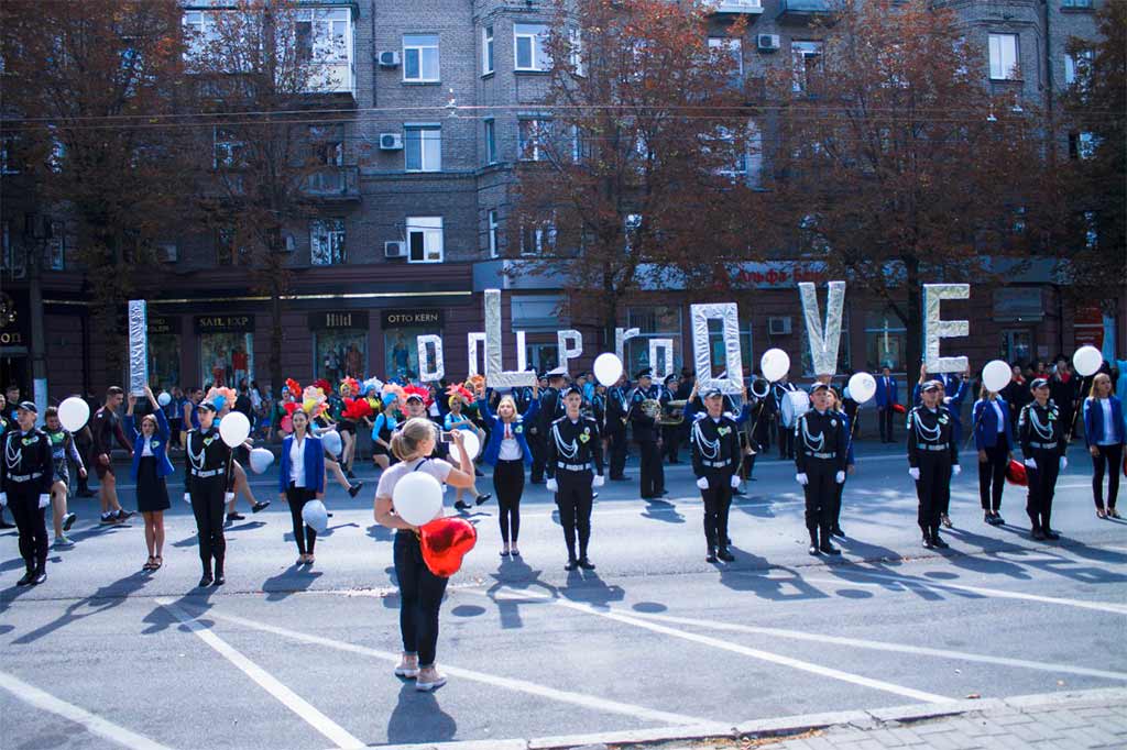300 курсантів та студентів Дніпропетровського державного університету внутрішніх справ взяли участь у масштабній карнавальній ході – I love Dnipro