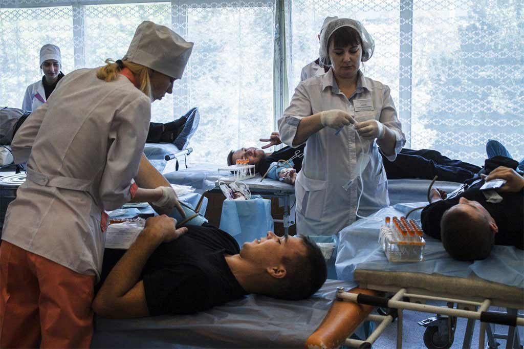 Люди займають чергу, щоби здати кров для поранених в зоні АТО бійців.